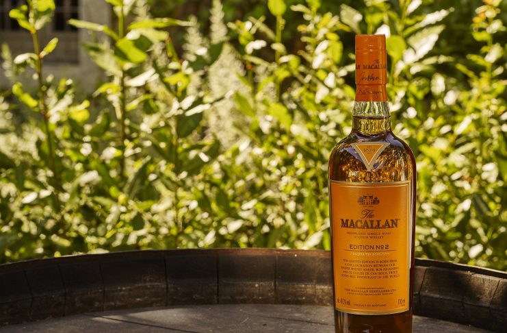 Hela sju noga utvalda fattyper, från fyra olika spanska bodegor, har fått bidra till att skapa denna mästerliga whisky. Spanien bär en viktig roll för karaktären då det inte bara är Roca-brödernas hem utan även den plats där tillverkningen och smaksättningen av faten sker. Tillverkarnas personligheter genomsyrar whiskyns profil och de fyra kännarna har själva handplockat sina fat från de fyra spanska bodegorna Vasyma, Diego Martin, Jose Miguel Martin och Tevasa. Specifik information om vem som valt vilket fat och hur de respektive bidrar till smaken, återfinns på förpackningen. De sju olika faten ger whiskyn en rik karaktär och ett otroligt djup som spelar i gommen. Faten från Tevasa (europeisk ek) definierar och bär smakerna i Edition No. 2 med karaktäristiska och smakrika toner av torkad frukt som tätt följs upp med noter av nyfälld ek och smörkola från Diego Martinfaten (amerikansk och europeisk ek). Värme, mognad, en touch av ingefära och kryddpeppar kommer från Jose Miguel Martin-faten (europeisk ek) och i finishen ger Vasyma-faten (amerikansk ek) fräscha toner av citrus och lätt vanilj.