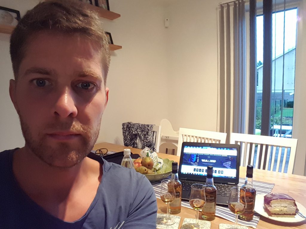 Andreas framför datorn strax innan Glengoyne Live Tasting med drams i form av Glengoyne 15, 18 och 21 yo samt tilltugg i form av en blåbärstårta. En trevlig form av provning för de som gillar att höra skotsk accent och gärna provar whisky hemma.