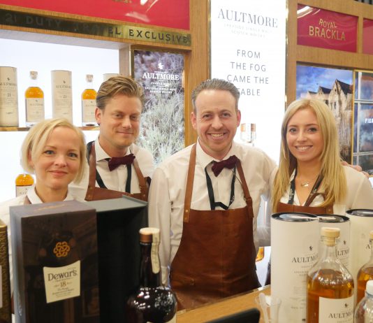 Nu öppnar vi mässan på allvar med gänget på Bacardi!